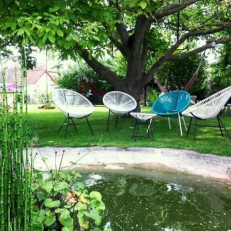 Pigeonnier Avec Grand Jardin