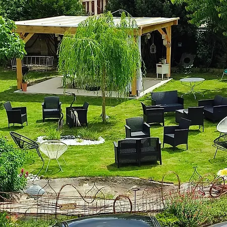 Pigeonnier Avec Grand Jardin アパート *